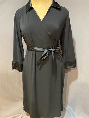 George stretch wrap dress with satin collar sleeve cuffs and tie. Size large.